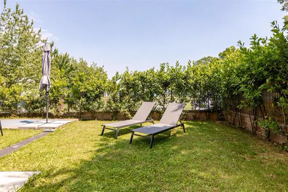 Lettini sul prato del giardino privato
