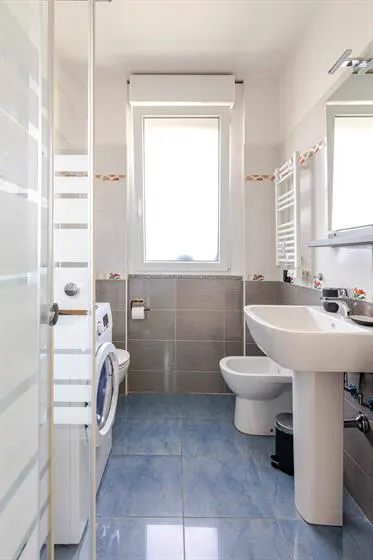 Bagno: Sanitari, termoarredo, lavatrice e doccia.