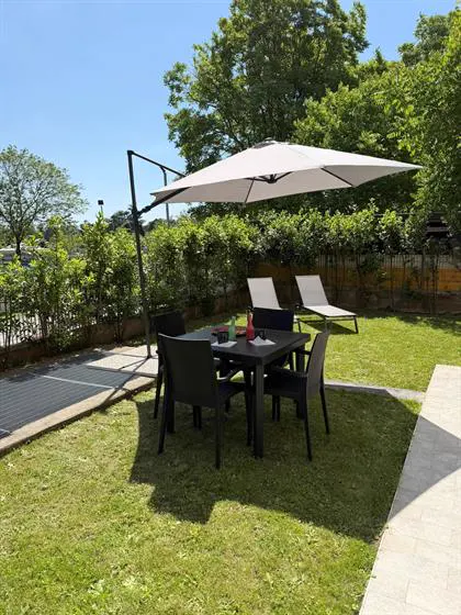 Zona pranzo esterna nel giardino