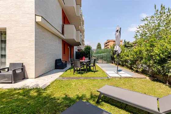 Giardino privato lungo la casa