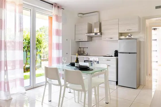 Cucina: La cucina, con la porta finestra sul giardino.
